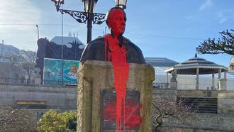 El busto apareci&oacute; con pintura roja este s&aacute;bado por la ma&ntilde;ana