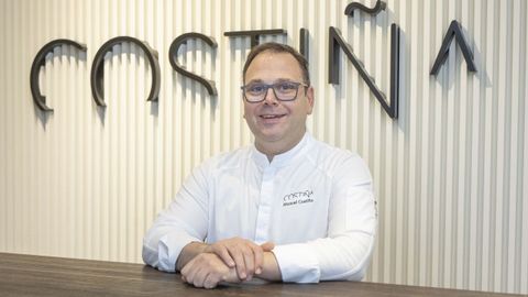 Manuel Costi�a posa en el restaurante