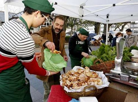 Uno de los alumnos-vendedores de Fonteboa, obsequiando con orellas a los clientes.