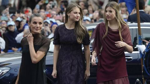 La reina Letizia, la princesa Leonor y la infanta Sof�a a su llegada a la ceremonia de entrega de los Premios Princesa de Asturias, este viernes en el Teatro Campoamor