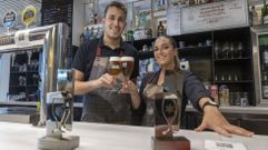 Iv�n Cancela y Laura Mart�nez, dos maestros tirando ca�as, en La Bodeguilla de Santa Marta.