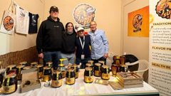 Iv�n de Arana, Griselda, Grisel Juri y Jorge Sunderland, esta semana en una feria en Doha con sus productos gallegos.