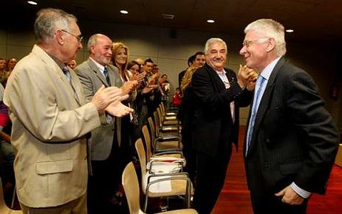 Aunque Rivera mantiene su compromiso con el PP, su gente ha roto totalmente con Dorgambide. 