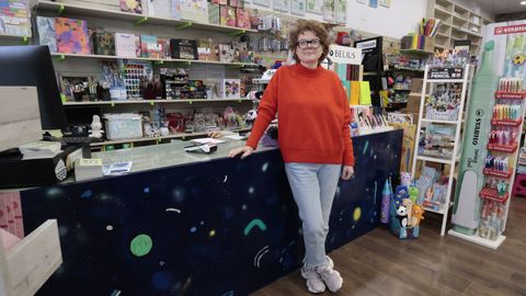 Cristina Lagares, ante o mostrador co mural de L�a G�ndara, asumiu o pasado luns o traspaso do negocio