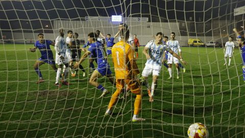 Celebracin de uno de los tantos del Ourense CF frente al Real Oviedo en el partido de la Copa del Rey en O Couto,