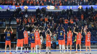 Los jugadores del Leyma, aplaudiendo a su hinchada tras vencer en Oviedo.