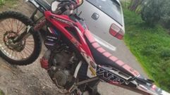 Imagen de la moto de cros sustra�da en la noche del martes en Coristanco.