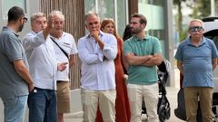 Representantes de la Federaci�n de Veci�os Castelao, con concejales del PP de Pontevedra, durante la visita
