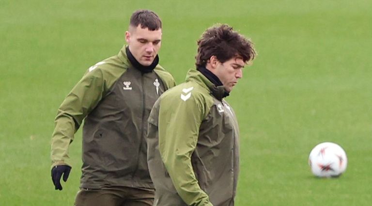 Marcos Alonso y Ferran Jutgl�, en el entrenamiento del Celta de este mi�rcoles.