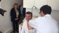 Ovidio Rodeiro, delegado territorial de la Xunta en A Coru�a, vacun�ndose de la gripe 
