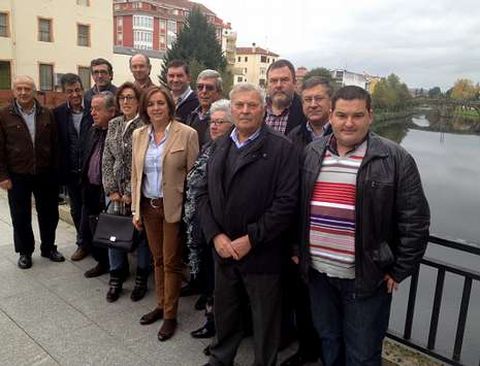 Los representantes del PP posaron para una foto de grupo con el puente viejo de Monforte al fondo