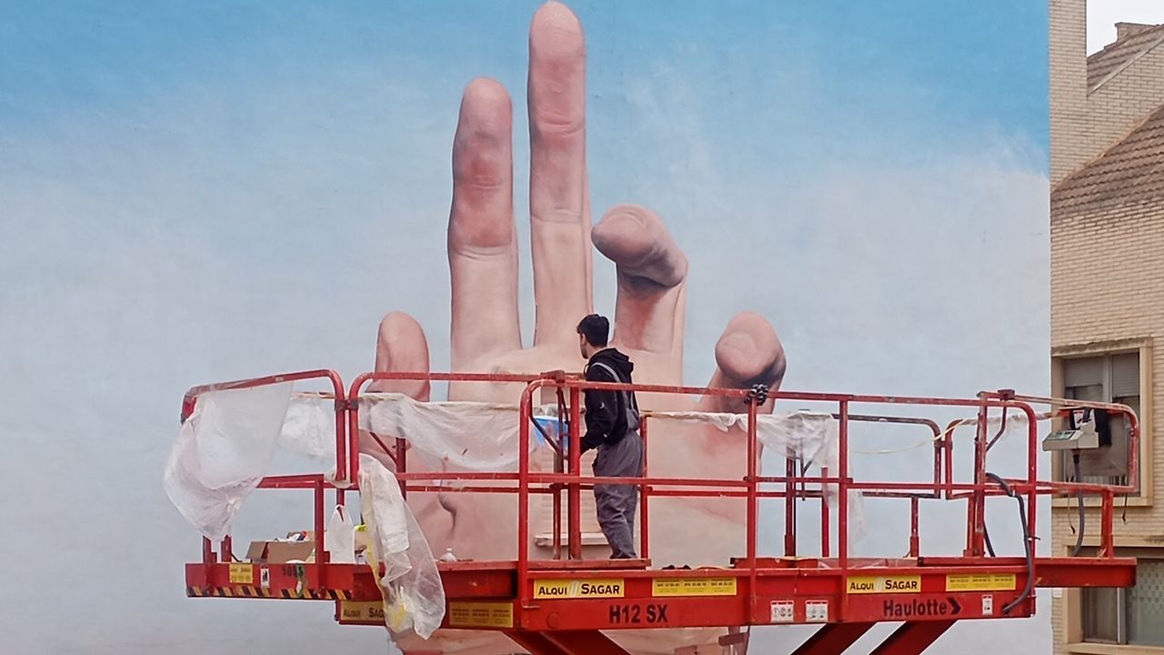 El artista viveirense David Catá elabora en La Rioja un mural a gran escala de más de 12 metros