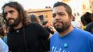 Los m�dicos de familia Rub�n Ros�n (d) y Jorge Fern�ndez (i), vinculados a AMA Asturies y al colectivo Fiestes Populares, que fueron agredidos el pasado jueves en la plaza de la Catedral de Oviedo, cerca de una de las casetas de Fiestes Populares en la que colaboraban durante San Mateo, durante la concentraci�n convocada por AMA Asturies este s�bado en la plaza de la Catedral en repulsa por dicha agresi�n