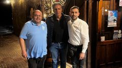 Miguel Indurin, anoche en el Aquitania, donde cen, entre Abilio Golpe, propietario del establecimiento, y uno de los trabajadores del negocio