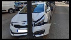 Accidente de tr�fico en Ribadeo, al salirse de la v�a un coche y chocar con una farola