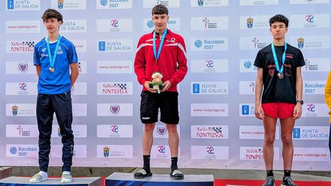 Pedro Moir�n, en el centro como campe�n, y Dar�o Rodr�guez, a la izquierda como segundo, posan en el podio del Campeonato Xunta de Galicia de milla en ruta y un kil�metro