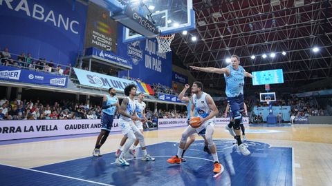 Brankovic en una acci&oacute;n en la pintura en la derrota del breog&aacute;n ante el Morabanc Andorra