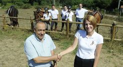Manuel Blanco, de la Casa do Patr�n, y Ana Pedrouzo, del club h�pico, tras la firma del convenio.