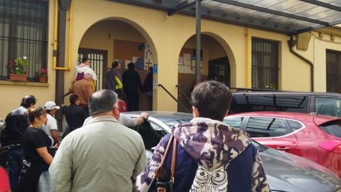 Un grupo de personas hace cola en la Cocina Econ�mica en Oviedo