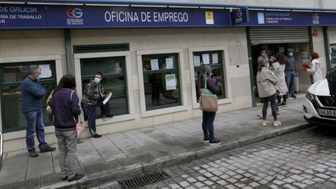 Imagen de archivo de las colas ante una oficina de empleo