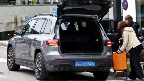 Un conductor de Uber dejando pasajeros en Vialia (Vigo).