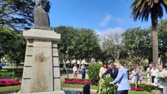 Ofrenda ante el monumento de El Viejo Pancho en Ribadeo, el ao pasado