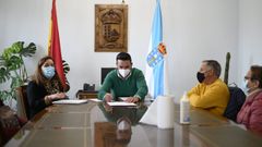 Emilio Jos� Pazos, en una reuni�n con los vecinos para hablar de la residencia de ancianos