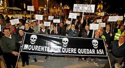 Vecinos de Mourente, en una protesta contra el crematorio proyectado en la subida a Montecelo.