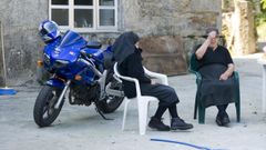 Dos mujeres charlan a la fresca en una aldea del concello de Dumbra en una imagen de archivo tomada en 2004.