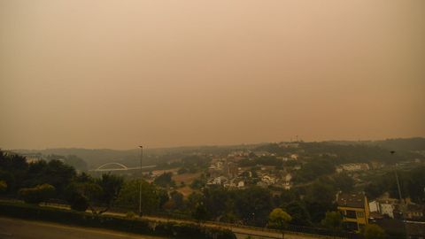 El cielo de Lugo se cubrió por el humo y las partículas de los incendios de Ourense y del centro de Galicia