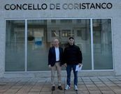 El alcalde de Coristanco, Juan Garc&iacute;a Pose, con el nuevo agente, Alejandro Rodr&iacute;guez.