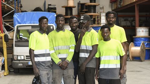 Varios de los refugiados que pasaron por el centro de acogida de Becerreá trabajan ahora en una empresa de fibra óptica