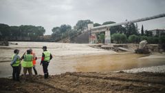 Varias personas supervisan las labores de reparaci�n de las tuber�as del embalse de Picadas, en Aldea de Fresno.