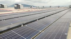 Placas solares en la cubierta de un edificio