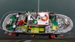 Un pesquero de artes menores descargando caballa el a�o pasado en Burela