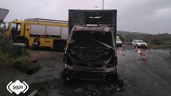 Aspecto de la cabina del cami�n incendiado en Ribadesella