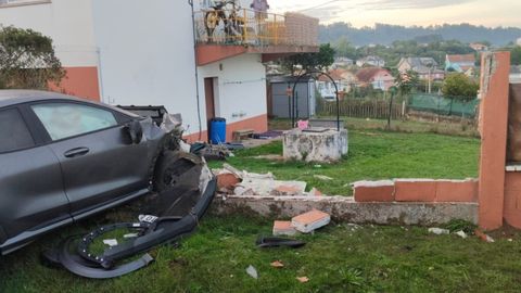 Estado en el que qued el muro y el automvil accidentado.