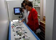 Isabel Mart�n explic� a Pilar Farjas c�mo se realiza el almacenamiento de los f�rmacos.