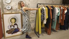 M�s que una tienda de ropa. El negocio del H�rreo atrae al p�blico con prendas de identidad marcada y con un local que conserv� su esencia. �Levamos aqu� desde o 2017 pero parece como se o espazo nos representase desde antes�, enfatiza Eva
S�nchez.
