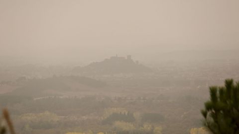 La silueta de San Vicente era lo nico que se acertaba a identificar con la humareda que cubra el valle