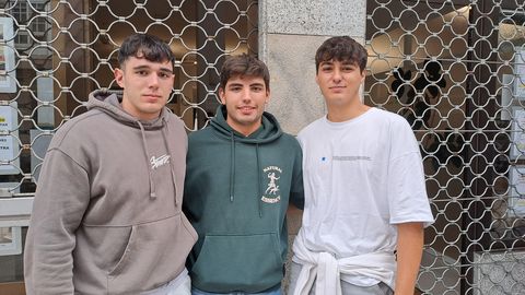 Alejandro, Iago y Juan son los primeros en la fila. Esperan desde las cuatro de la mañana. El primero llegó desde Lugo y los otros dos desde Vigo.