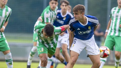 Vicente disputa un balnen un partido del juvenil A del Oviedo