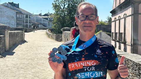 Javo Orejas tras completar los seis maratones ms grandes del mundo.