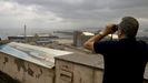 Un hombre observa en la distancia el primer barco de gas atracado en la regasificadora de El Musel.