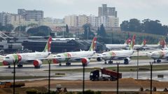 Numerosos aviones estacionados ayer en el aeropuerto de Lisboa, que permanece cerrado parcialmente.