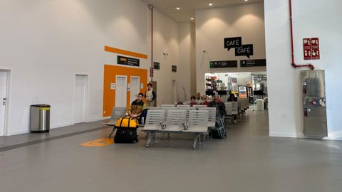 Usuarios esperando su tren este lunes en la estaci�n de San Crist�bal