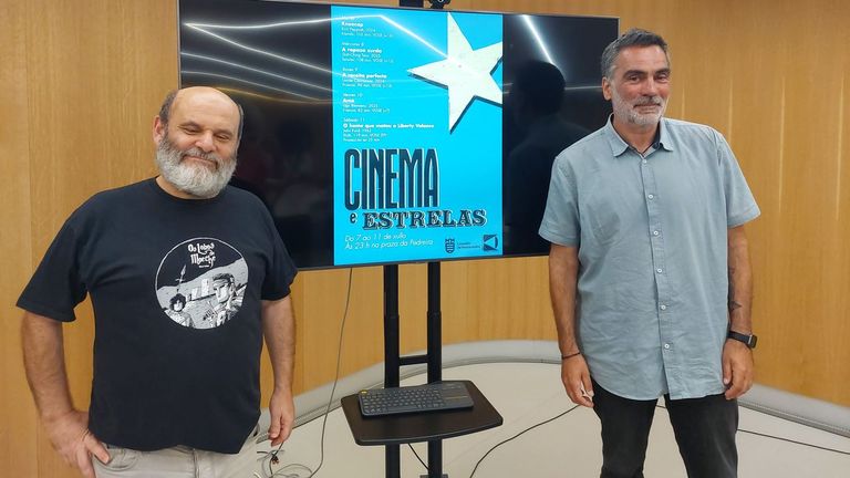 El presidente del Cineclube Pontevedra, Ram�n Poza, y el concejala de Cultura, Demetrio G�mez, presentaron el ciclo Cinema e Estrelas