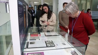 P&uacute;blico durante a inauguraci&oacute;n da mostra&nbsp;&laquo;Lu&iacute;sa Villalta: m&uacute;sica, palabra e compromiso&raquo;
