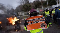 Trabajadores de ENCE Navia durante las movilizaciones de la planta de la pastera ENCE, a 30 de enero de 2026, en Navia, Asturias
