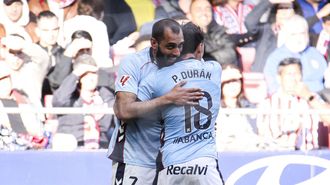 Borja Iglesias, celebrando con Pablo Dur�n su gol en el Atl�tico-Celta de este s�bado.